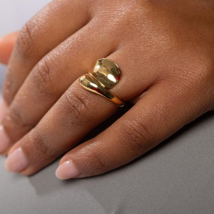 Sculpted Elegant Curved Ring